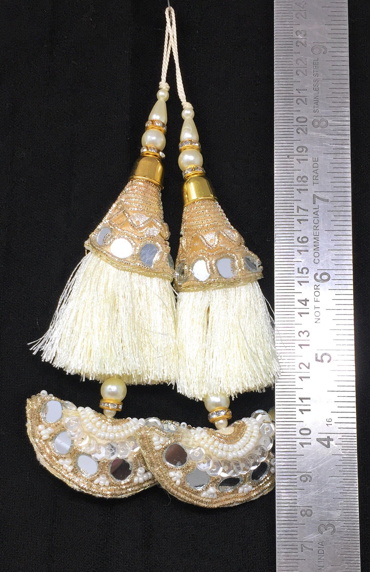 White Lehenga Ki Latkan