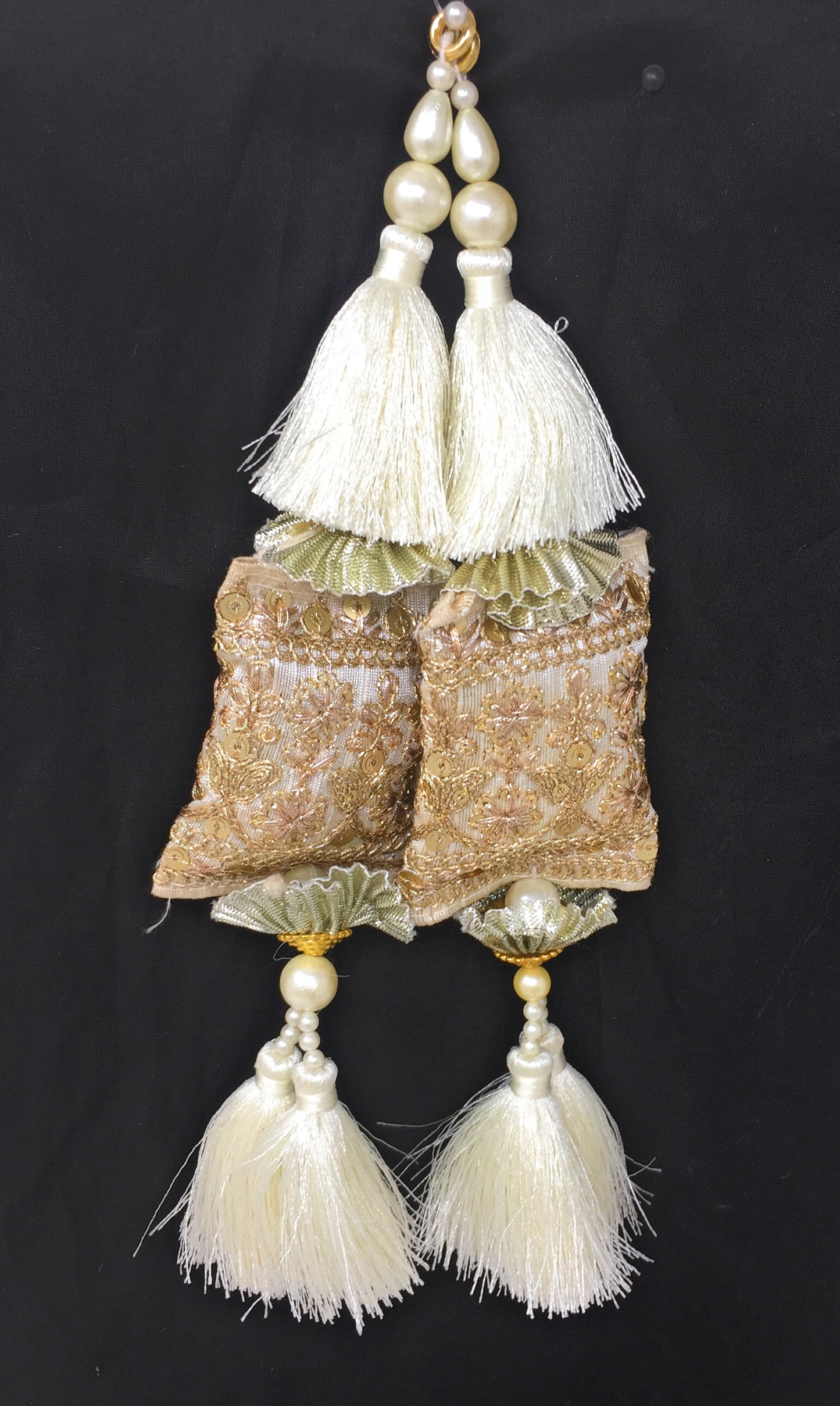 suit ke latkan White