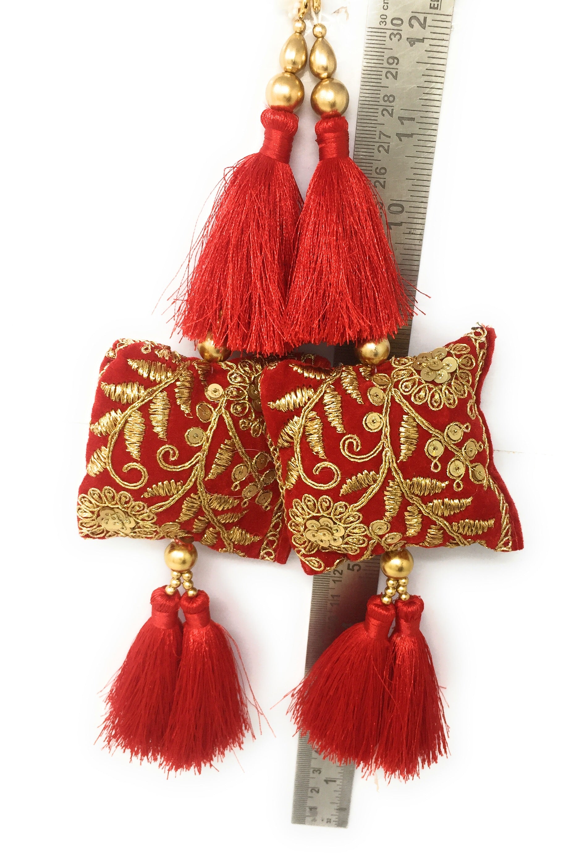 Red takiya wali latkan - Set of 2
